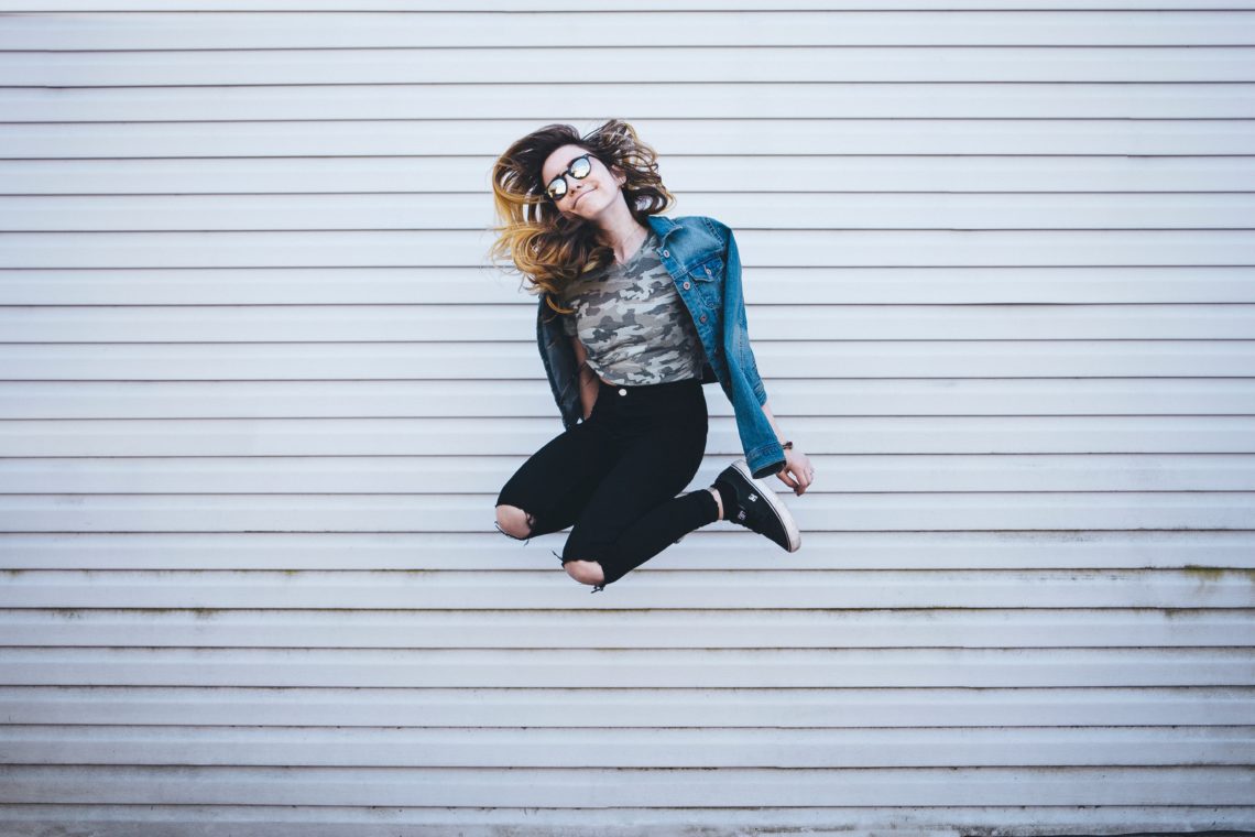 Femme sautant en l'air, heureuse